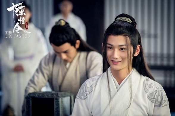 During the greeting ceremony for the lectures at the Cloud Recesses, teen Nie Huaisang takes his turn for the Nie sect with a smile, Meng Yao standing nearby in a bow while presenting the Nie sect's gift to the Lan sect.